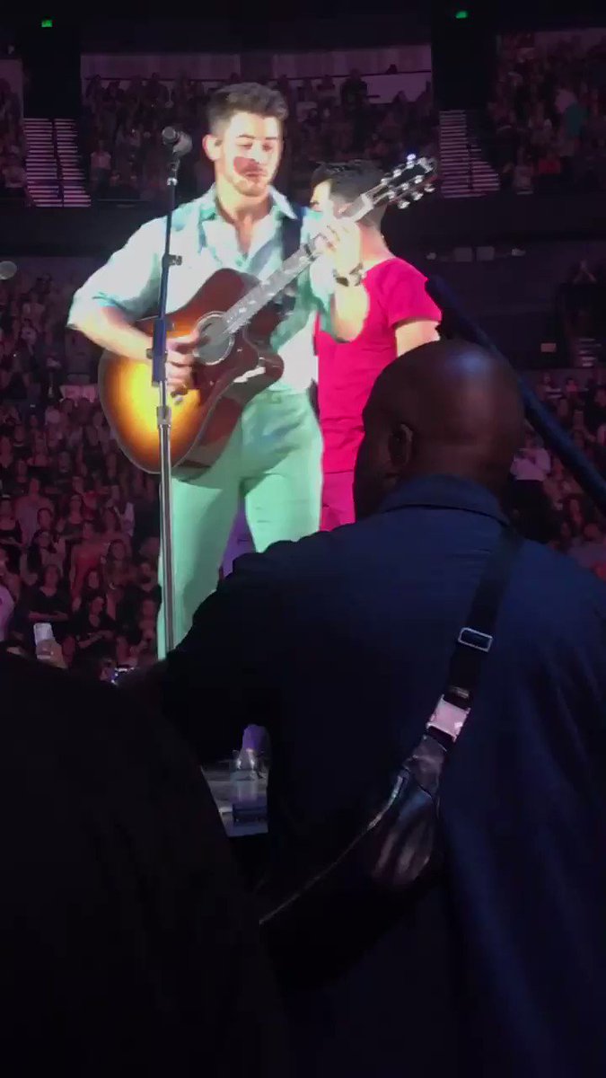 I’m never getting over this 😭Jersey in Nashville!Papa J was in front of us!!@jonasbrothers @nickjonas @joejonas @kevinjonas #HappinessBeginsTourNashville