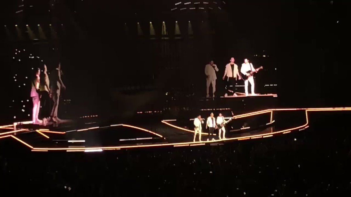β¨π° ππππ ππππ ππβπ πππππππβ¨ β @jonasbrothers @nickjonas @joejonas @kevinjonas #HappinessBeginsTourNashville