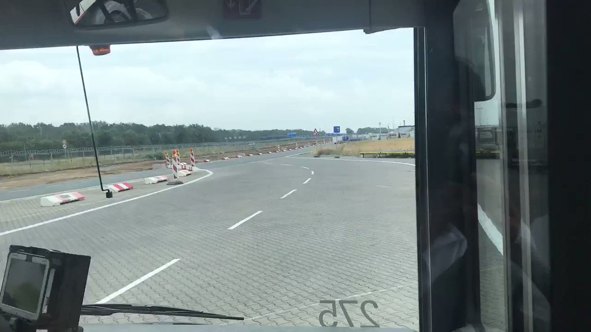 代替機材は滑走路を挟んでターミナルの反対側でしたので、バスを使っての遊覧ツアーも堪能出来ました‼️まあ、旅行の目的だった #FIFAWWC2019 🇫🇷には遅れちゃったんですけどね😰