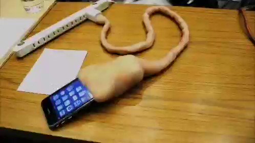 斬新すぎる充電器wwwスマホが補食されてるようにしか見えないwww