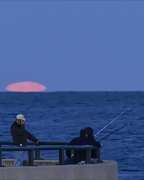 RT @Meteovargas:¡Magistral! La Luna Llena sobre el océano Atlántico, desde Boston. Time lapse del maestro Babak Tafreshi. El fondo musical “I Witness Windflaw” de Barbad Bayat compositor y director para la orquesta Sinfónica de Praga.