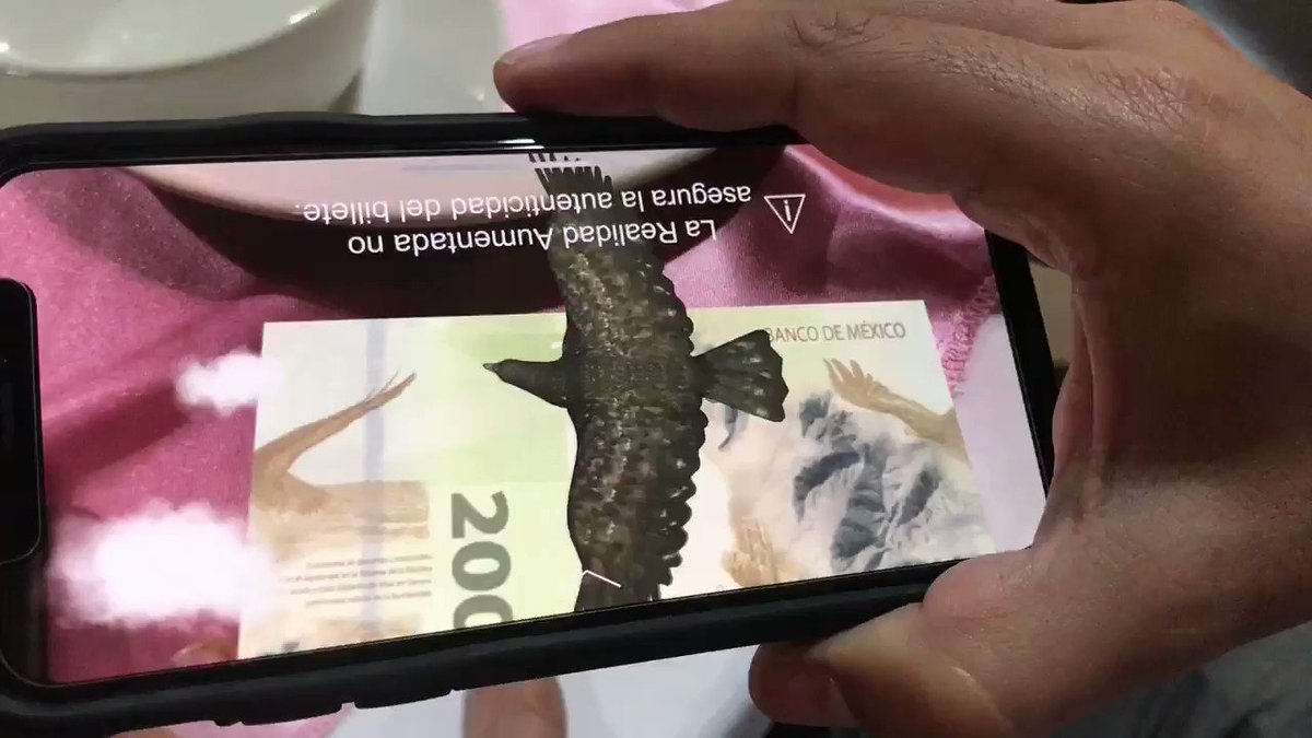 Les comparto las animaciones del billete de 200 pesos mexicanos. Del lado de los insurgentes se ve una campana, del lado del desierto de Altar y reserva del Pinacate se ve el águila real mexicana. Sabías que nuestros billetes hacen esto? Se ven geniales @Banxico