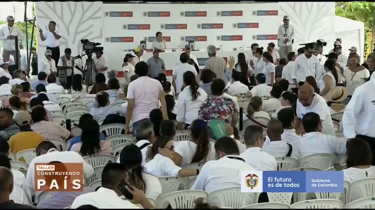 Queremos compartir que, luego de hablar con el Presidente de Perú, @MartinVizcarraC, y de Ecuador, @Lenin Moreno, Colombia va a acompañar la iniciativa para que los países andinos nos postulemos como sede del Mundial de Fútbol de la @fifa del año 2030. #BarranquillaConstruye