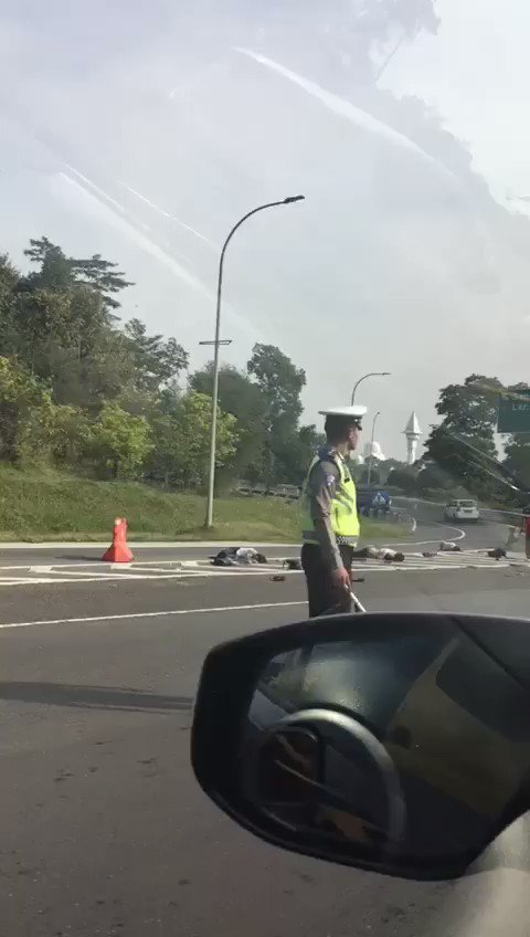 Dpt dari WAG, "Ngerii pagi ini di arah keluar sentul selatan katanya" CC : @TMCPoldaMetro