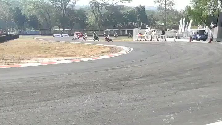 Aldy Satya masih memimpin di posisi 1 pada laps 5.#Oneprix #OneprixSentul https://twitter.com/oneprixid/status/1173120244463722496/video/1 …