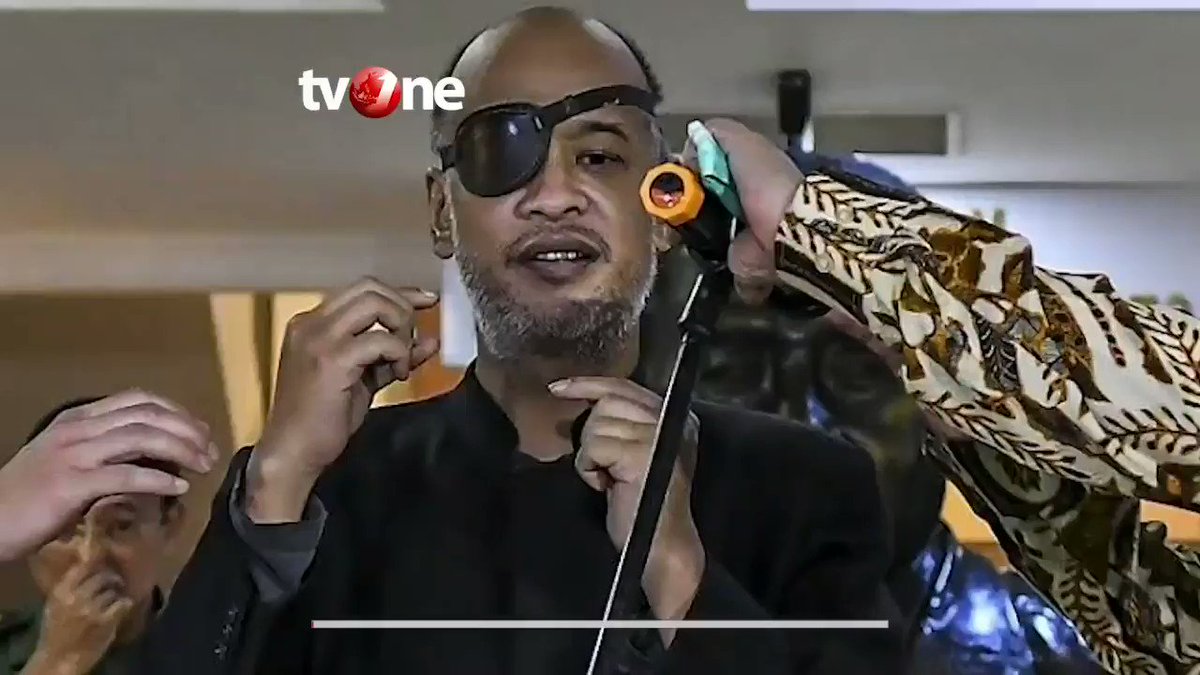 PAKAI PENUTUP MATA, THAREQ KEMAL HABIBIE UNGKAP ALASANPenampilan putra bungsu almarhum BJ Habibie, Thareq Kemal Habibie yang memakai penutup mata menarik perhatian publik. Thareq buka-bukaan alasan memakai penutup mata karena penyakit yang dideritanya.#NewsOne #KemalHabibie