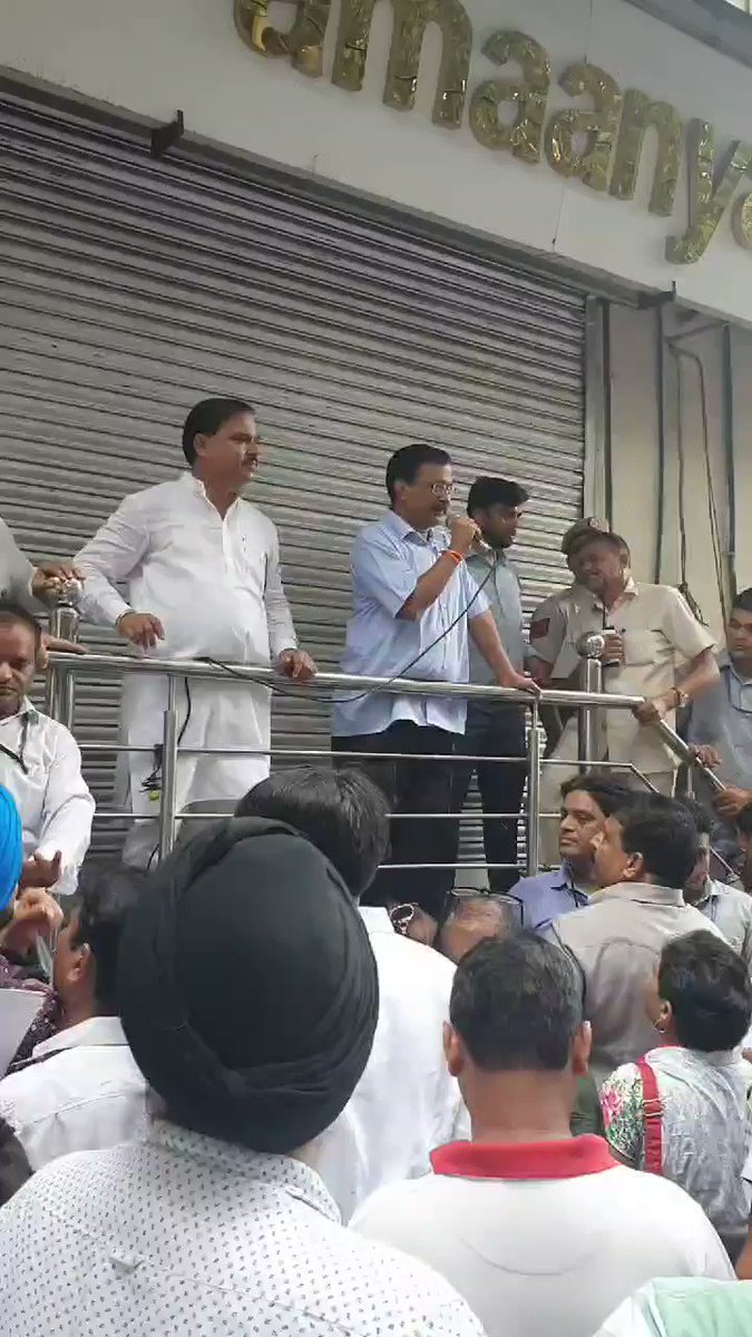 My leader & Chief Minister of Delhi @ArvindKejriwal reached Kohat Enclave to spread awareness for #10Hafte10Baje10Minute campaign in my Tri Nagar Constituency. @msisodia @AapKaGopalRai @SanjayAzadSln @AAPDelhi