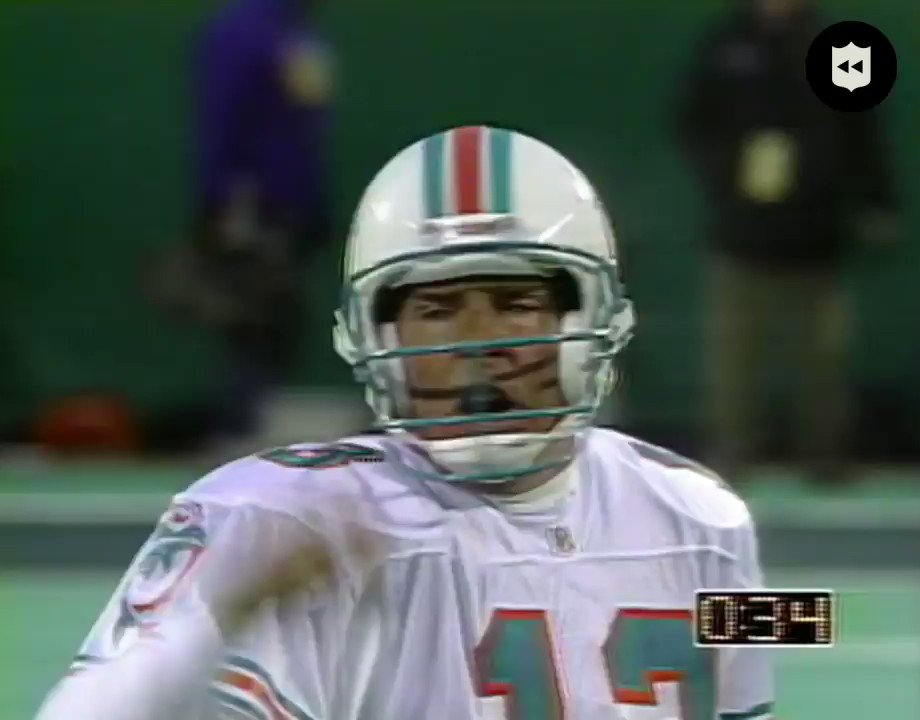 Happy birthday to Hall of Famer and legend Dan Marino!  

What s your favorite Marino memory? 
