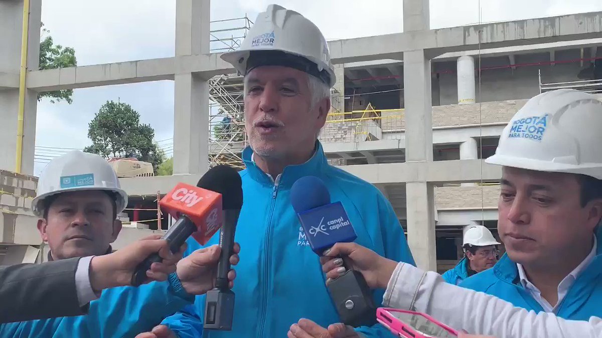 Estamos muy felices visitando el Centro Felicidad de San Cristóbal. Son 12.000 m2 de construcción. Tiene piscina olímpica y recreativa, canchas cubiertas, auditorios, gimnasios. Habrá también salones para música y danza. Es algo que va a integrar a la comunidad: @EnriquePenalosa