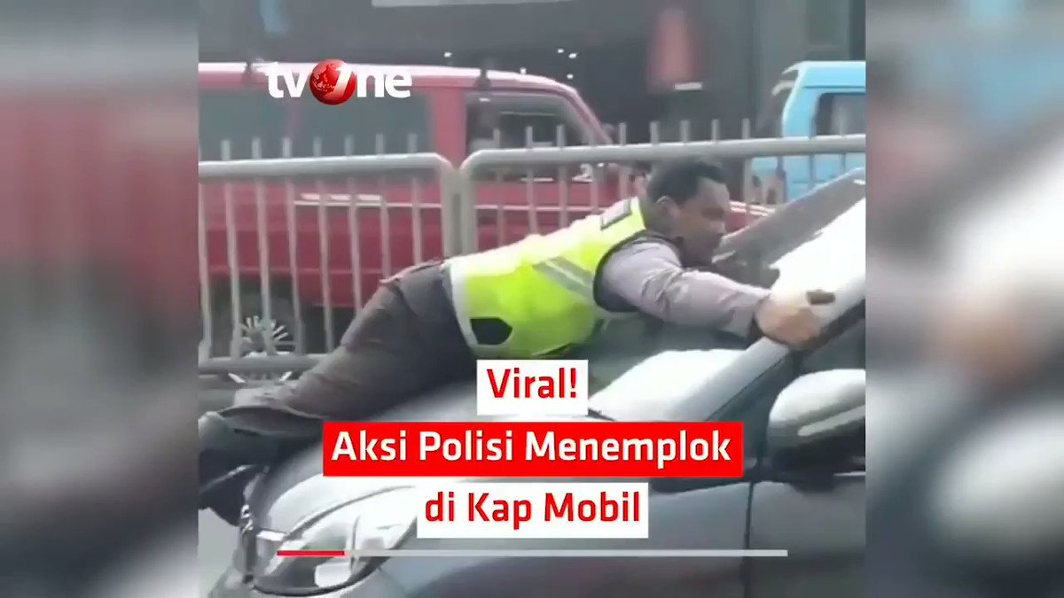 VIRAL! AKSI POLISI MENEMPLOK DI KAP MOBILAksi seorang polisi menempel atau menemplok di atas kap mobil terekam dalam sebuah video dan viral di media sosial. Video tersebut salah satunya diunggah oleh akun Instagram jktinfo. #NewsOne #AksiPolisi #Jakarta