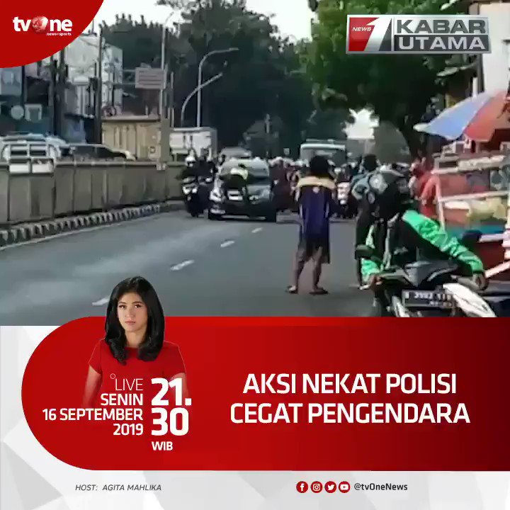 Aksi nekat polisi cegat pengendara.Saksikan Kabar Utama bersama Agita jam 21.30 WIB hanya di tvOne & streaming tvOne connect, android http://bit.ly/2EMxVdm & ios http://apple.co/2CPK6U3 #KabarUtamatvOne
