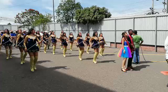#HoyMismo #PrimeraEdición | Palillonas y banda de guerra del Instituto Superación San Francisco deleitan con belleza y talento. Por la señal de @TSiHonduras y http://www.televicentro.hn/envivo