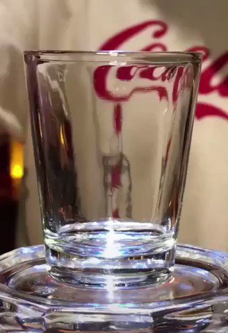クラゲが泳いでいるカクテル。幻想的なブルーと白が綺麗