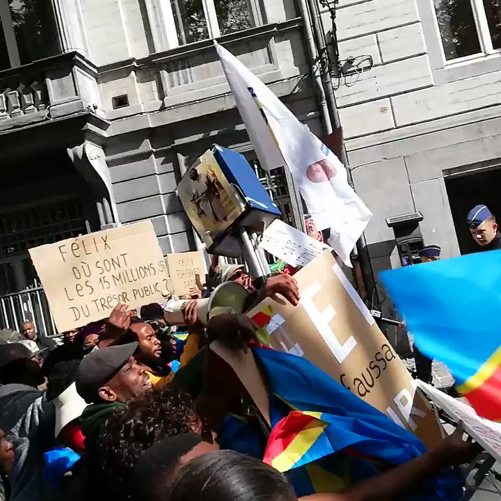 Members of the Democratic Republic of the Congo (DRC) take part in a protest during the official visit of DRC President Tshisekedi in Brussels, Belgium.
#DRC #Belgium #Brussels https://t.co/iNewncsBsM