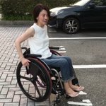 下半身麻痺の女性が両手だけで車を運転!生き生きして輝いて見える!