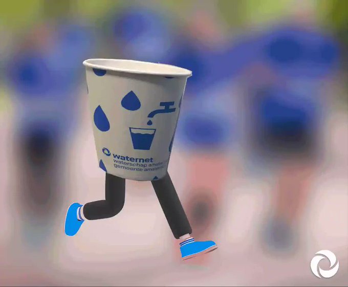 Zaandammers krijgen de kans om ons heerlijke Amsterdamse water te proeven. Ze komen rennend erop af 😜
We zorgen voor bekertjes vers water tijdens de Dam tot Damloop.
#DTD19 #sample 💦