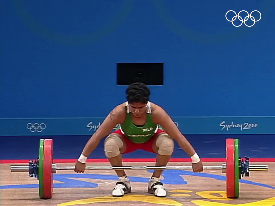 #TalDiaComoHoy hace 19 años, Soraya Jiménez de México 🇲🇽 ganó la medalla de oro 🥇 en halterofilia (categoría 58 kg) de los #JuegosOlimpicos de #Sidney2000. @COM_Mexico @iwfnet