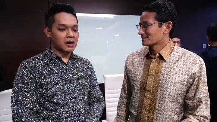 Hari ini saya kehadiran seorang pengusaha muda yang datang jauh-jauh dari Bandung, untuk berkonsultasi mengenai bisnis pakaian yang telah dirintisnya selama bertahun-tahun.