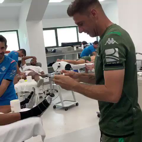 TyC Sports (@TyCSports) on Twitter photo 2019-09-18 18:42:18 ¡Sacala del ángulo, @willymagia! 🎩 Mencioná a tu amigo al que le harías este truco de @JoaquinArte, jugador del Betis. ¡Sacala del ángulo, @willymagia! 🎩 Mencioná a tu amigo al que le harías este truco de @JoaquinArte, jugador del Betis.