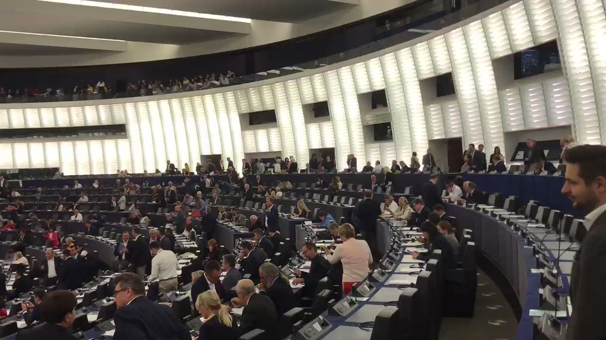 The @brexitparty_uk have been in Parliament all morning for debates
Look how it suddenly fills up with other MEPs who claim their €320 just for turning up to a 10-minute vote
And you are paying for their croissants! 🥐 😫