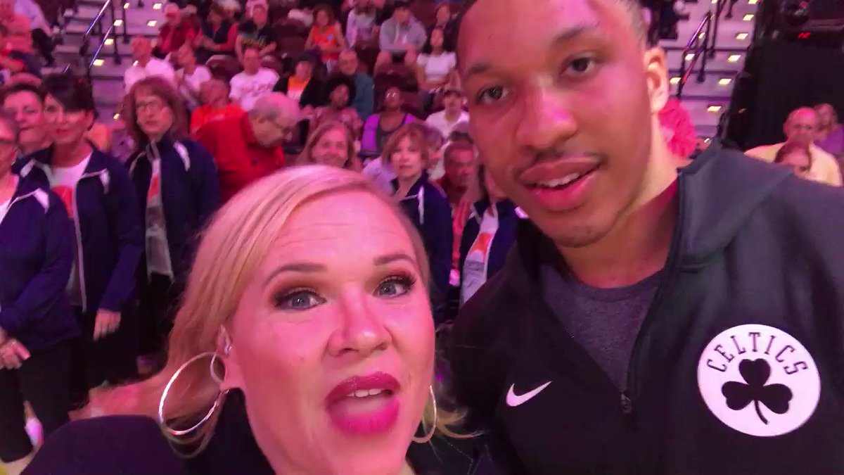 Grant Williams is getting to see fellow Tennessee Volunteer @Candace_Parker play for the first time in person.
His authentic love & support for women’s sports is amazing. He is THE BEST!! @Vol_Hoops @LadyVol_Hoops
@wnba @celtics