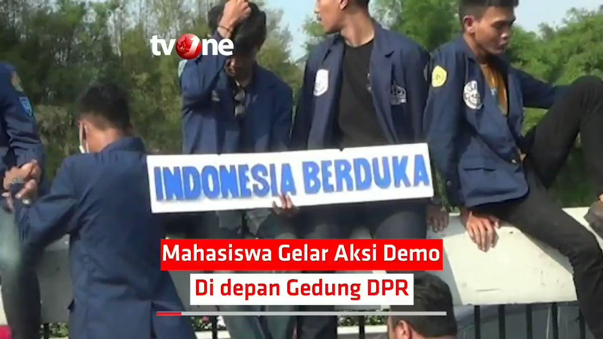MAHASISWA GELAR AKSI DEMO DI DEPAN GEDUNG DPRPengunjuk rasa dari berbagai perguruan tinggi berdemo di depan Gedung MPR/DPR, Senayan, Jakarta Pusat, Kamis (19/9).Mereka memprotes DPR yang telah mengesahkan revisi UU KPK yang dianggap melemahkan KPK.#NewsOne #MahasiswaDemo