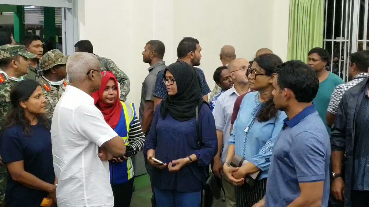 #Live Video
ރައީސުލްޖުމްހުރިއްޔާ @ibusolih ކަލާފާނު ސްކޫލްގައި ގާއިމްކޮށްފައިވާ ވަގުތީ ހިޔާގައި ތިބި މީހުންނާއި އަދި އެހީގެ މަސައްކަތް ކުރިޔައް ދާގޮތް ބައްލަވާލައްވަނީ.
#HappenningNow