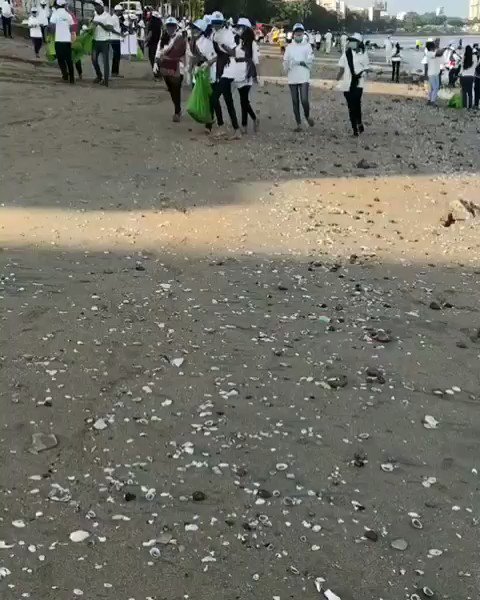 #Safaigiri drive by @IndiaCoastGuardWay to go...Int'l coastal cleanup campaign spearheaded by Indian Coast Guard kick starts with team of officers, sailors' families, volunteers coming to Dadar beach, Mumbai.@manjeetnegilive reports.#Safaigiri19@IndiaToday @aajtak