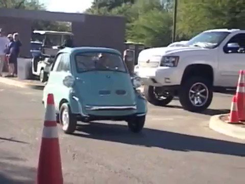 Este es el aspecto de un BMW Isetta 300 Cabrio de 1956. Vía Towtops
