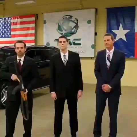 Mira cómo el CEO de Texas Armoring Corporation, Trent Kimball, deja que tiroteen el Mercedes Benz antibalas en el que se ha metido. 🚘
