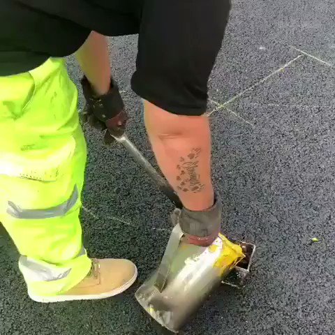 Así se dibuja el logo para una plaza de aparcamiento para minusválidos. ♿️📹: Dlinemarkings