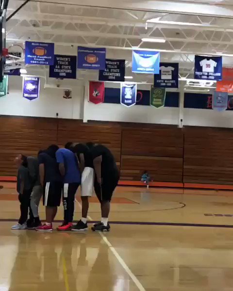 SLAM HS Hoops (@SLAM_HS) on Twitter photo 21/09/2019 14:14:06 Bro jumped over six people 🤯🐰 (via johnhart_4/IG) Bro jumped over six people 🤯🐰 (via johnhart_4/IG)