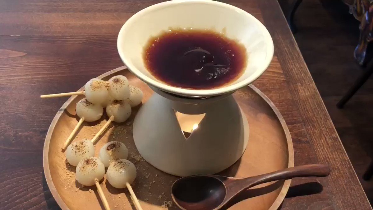 完成させる楽しさがある！？熱々のみたらしに付けて食べる「お団子フォンデュ」！
