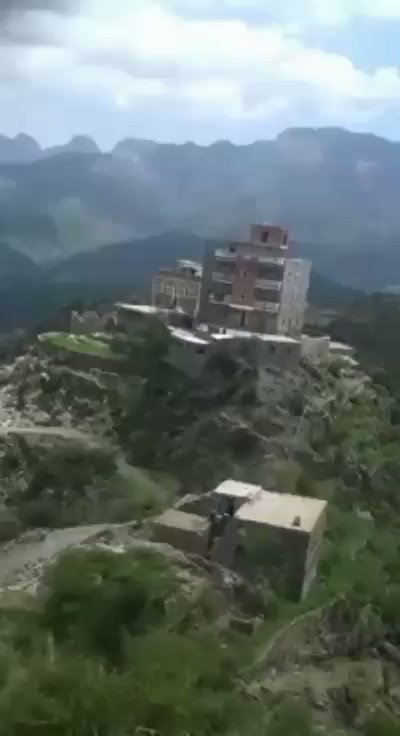 الحوثي يفجر بيوت قيادات حزب الإصلاح في الشمال وبدلاً من ذهاب جماعة حزب الإصلاح لقتال الحوثي والثأر لكرامتهم اتجهوا إلى الجنوب للسيطره عليه وتسليمه للحوثي،الإخونج جماعة حزبية مسلوبي الكرامة لا دين لهم ووطنهم المال، قالوا أتينا نحرر الجنوب من الإماراتيين ونسوا ان بيوتهم مع الحوثي