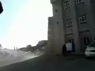 لحظة اقتحام الجنوبيين بيت علي محسن الأحمر في مثل هذا اليوم في صنعاء ٢٠١٤م،قد يصدق البعض ان الجنوبيين هم من فعل ذلك كون علي محسن الأحمر اليوم يحرك جيشه وعناصره الإرهابيه لغزو الجنوب، لكن الحقيقة ان الحوثي هو من شردهم واستحل بيوتهم وكل أملاكهم واليوم يريدون أخذ الثأر من الجنوب..!