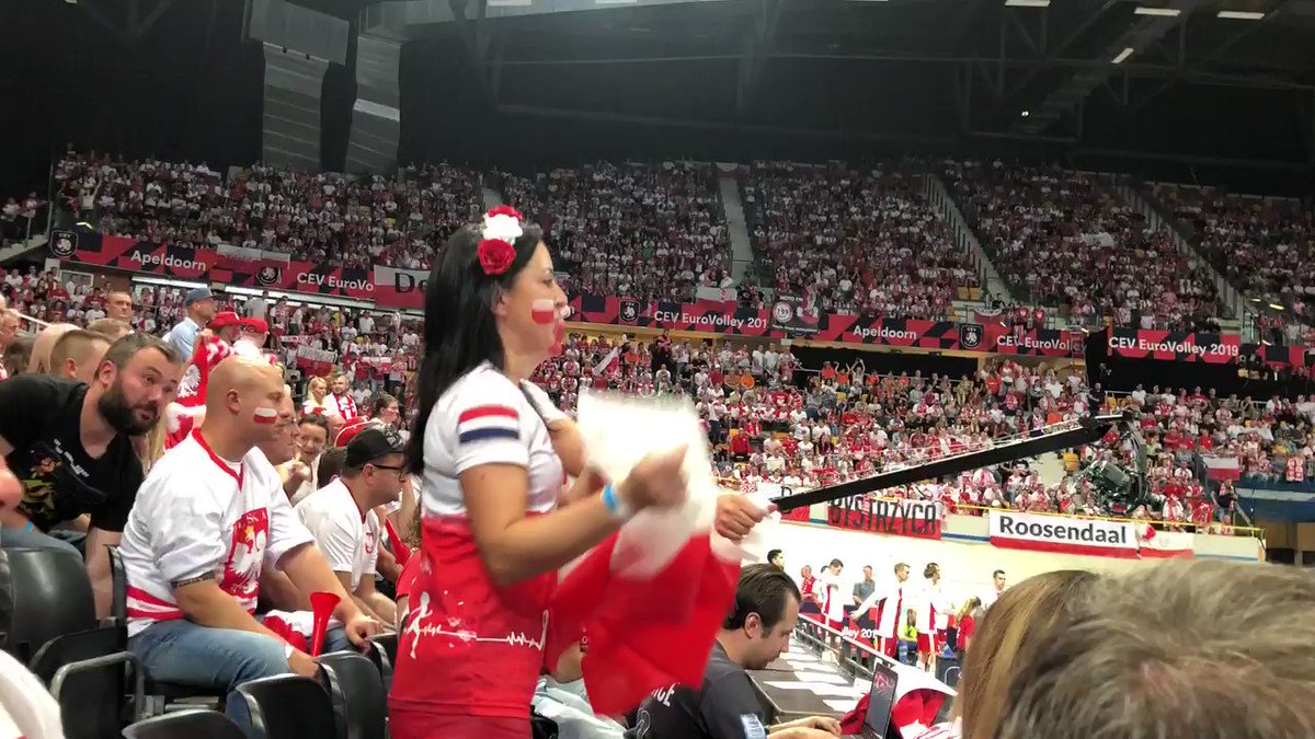 Jesteśmy w ćwierćfinale #EuroVolleyM 😀😀😀!
🇵🇱Polska🆚🇪🇸Hiszpania 3:0 (25:18, 25:13, 25:16).👍👏💪👍👏💪👍👏💪. Wielkie dzięki za komplet 🇵🇱Kibiców dzisiaj👏💪. W poniedziałek bądźcie z 🇵🇱mistrzami świata w walce o półfinał z 🇩🇪Niemcami!
