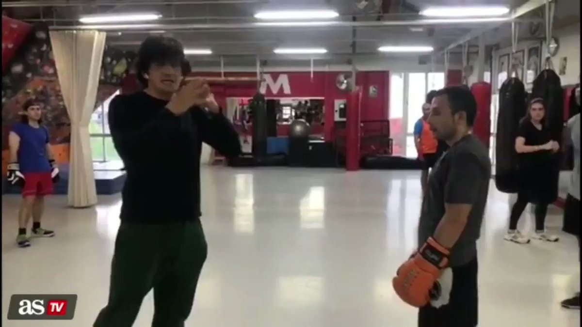 RT @jerogarciabox: Empezando la semana no vamos a complicar mucho, repasamos una de las esquivas más básicas. #UnaClaseConJero #ElBoxeoEsVidaViveDuro #LaEscuelaBoxeo #coach #happy #training #boxeo #boxing #mma #ufc #gym #kickboxing #muaythai #fight #bjj…