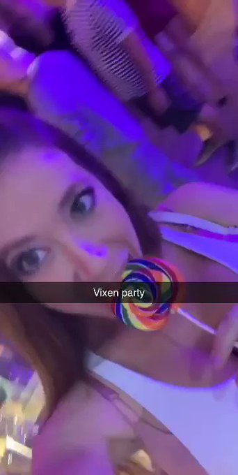 lollipops n popcorn @VIXEN party💕 https://t.co/cnUSrqEuSE