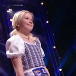 美しい歌声でヨーデルを歌い上げる美少女