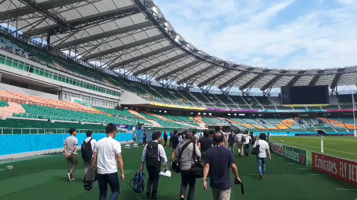 禮 エコパスタジアムもピッチははるか遠い これではラグビーの醍醐味を観客は味わえない チケット販売のため収容人員数優先で決めているのが諸悪の根源だが 一方でイングランドの トゥイッケナムみたいな球技 ラグビー サッカー 専用の大スタジアムが 禮 エコパスタジアムもピッチははるか遠い これではラグビーの醍醐味を観客は味わえない チケット販売のため収容人員数優先で決めているのが諸悪の根源だが 一方でイングランドの トゥイッケナムみたいな球技 ラグビー サッカー 専用の大スタジアムが