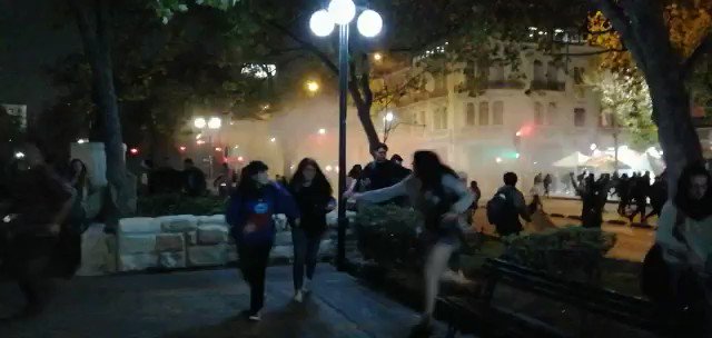 Está pasando | Alameda esquina calle dieciocho, Santiago.
Carros lanza aguas irrumpe en marcha ambientalista. (20:35)