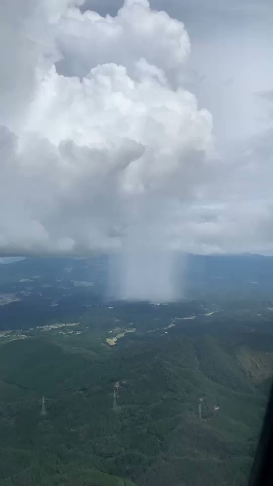 昨日の鹿児空港あたりの空。部分的に雨？「雨柱(あめばしら)」と呼ぶようです。