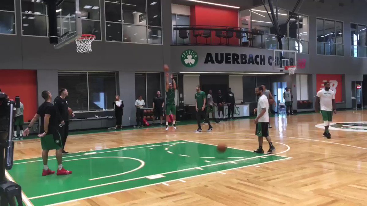 Here’s #Celtics rookie Grant Williams hitting 10 straight 3’s, with Jayson Tatum talking to him from the side.
Williams shot 32.6% from deep last season at Tennessee on 1.2 attempts per game.