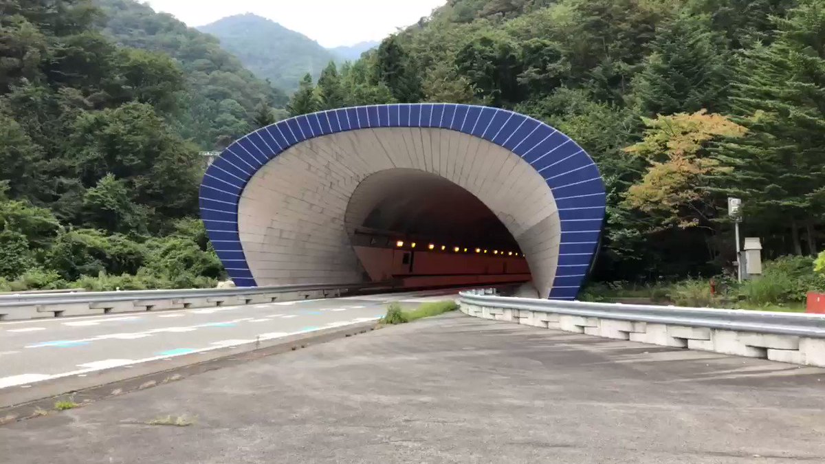 車で駆け回る旅人 横から見た関越トンネル まるで掃除機のように車がトンネルに吸い込まれる感があって面白い 関越トンネル