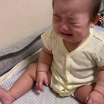 泣いている赤ちゃんにピカチューを渡したら、ぎゅっと抱きつき泣き止む!!!