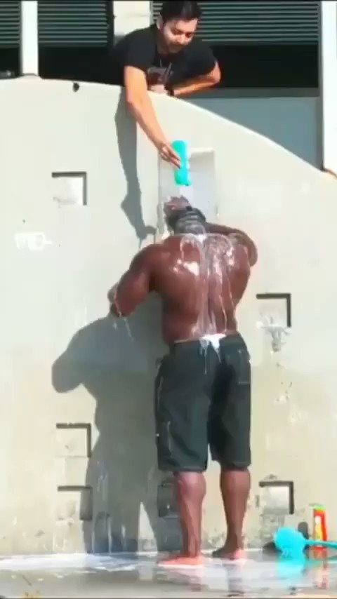 これは悪質すぎる･･･wwwシャンプーを延々とかけられ続けたマッチョの悲痛な雄叫びwww