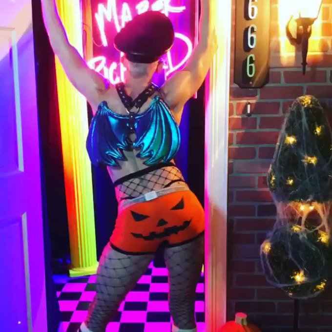 Shake it til you make it ??? Yaaas Boo-ty #halloweengay #trickrtreat #marekrichard https://t.co/jVQU