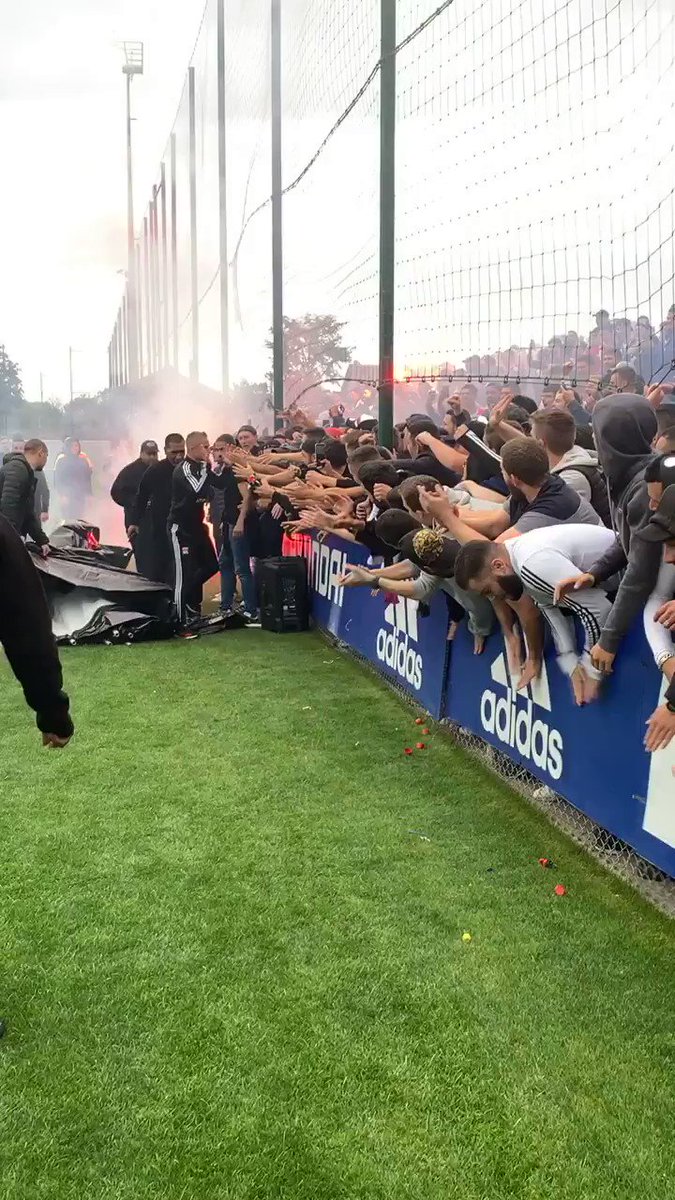 Janis (@Janiiis13) on Twitter photo 2019-10-14 15:37:56 Des grands check d’Amiral pour se faire fumer par l’équipe de france 2012 Des grands check d’Amiral pour se faire fumer par l’équipe de france 2012