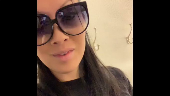 I don’t know what it is about a fitting room... I just can’t resist. https://t.co/qywHIJn0SV https://t