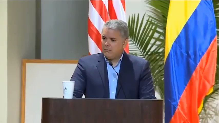 Único país del mundo donde el gobierno en pleno sale a defender públicamente a un indagado por el más alto tribunal de justicia.La dictadura disfrazada de democracia. #UribeHoraCero #UribeEsCulpable